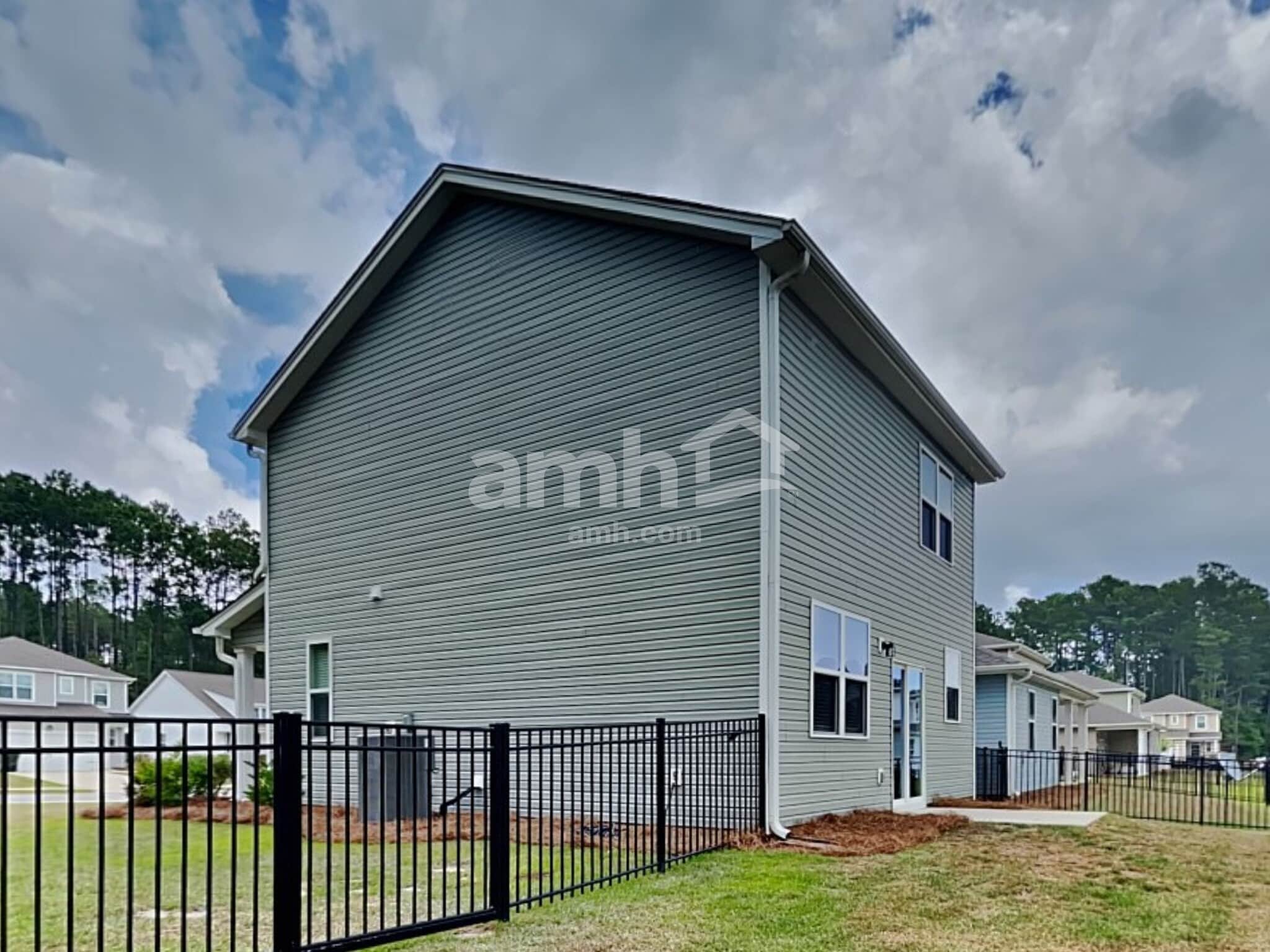 Building Photo - 223 S Live Oak Dr