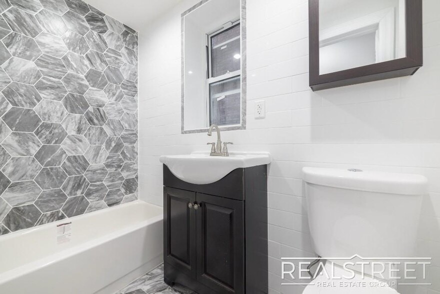 Building Photo - 1 Bed W. Tons of Space in Crown Heights!