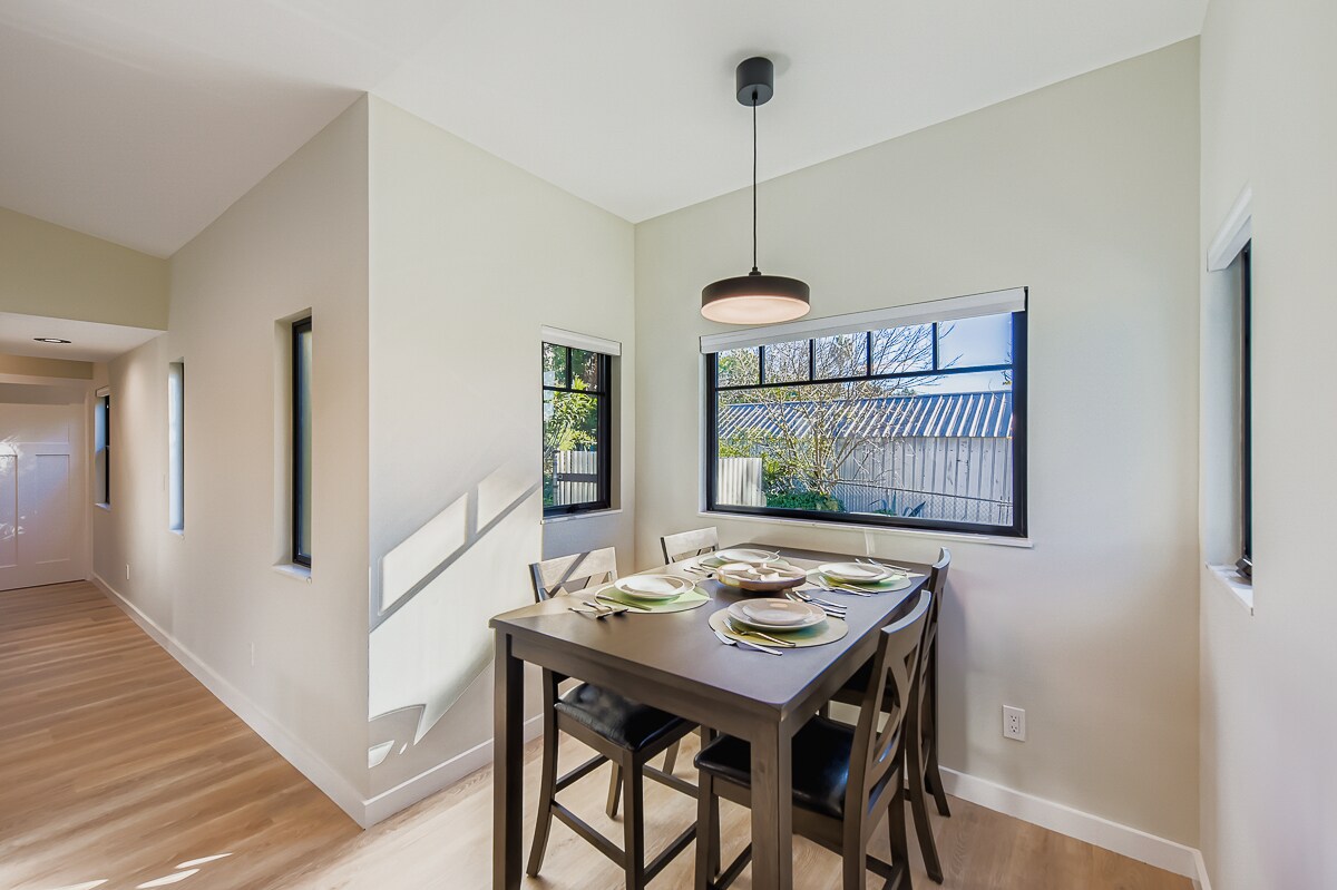 Building Photo - 1654 York Dr