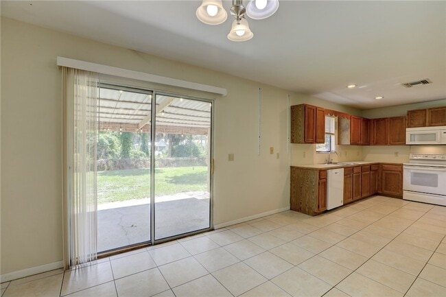Building Photo - 950 Landsdowne Dr