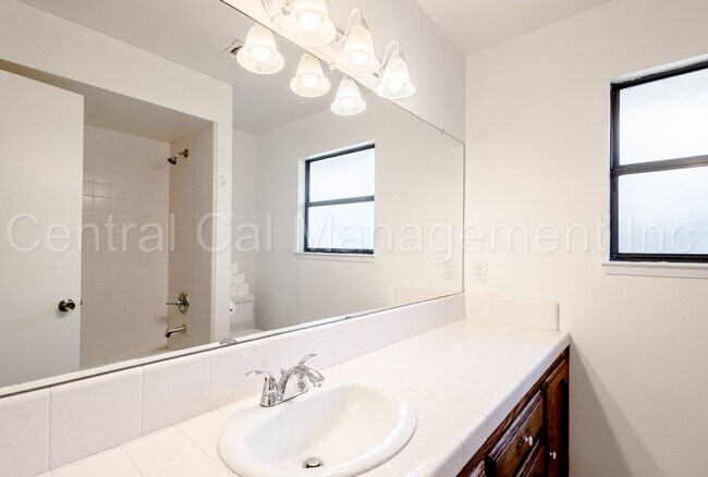 Building Photo - 3 Bedroom/2 Bath Home in the Southwest - $...