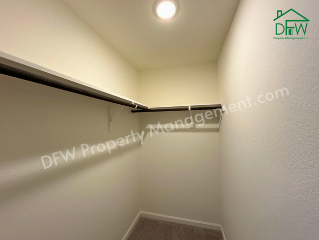 Building Photo - Spacious 5-Bedroom Home with Modern Upgrad...