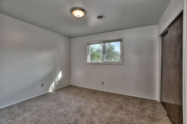 Building Photo - Spacious 2bd, 1ba Apartment