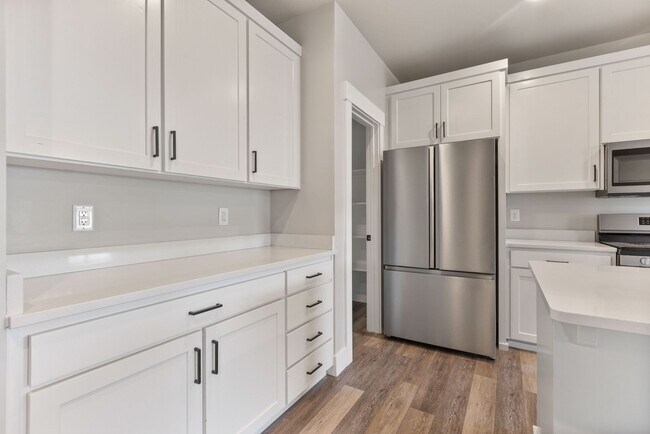 Building Photo - Awesome end unit 3 Bed 2.5 Bath townhome i...
