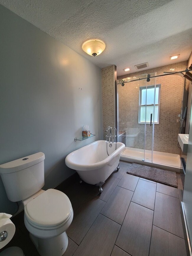 Building Photo - Partially Furnished 3-Bedroom Home with Fe...