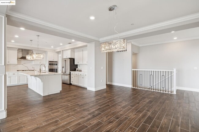 Building Photo - 6733 Skyview Dr
