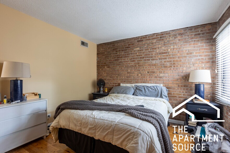 Building Photo - 715 W Diversey Pky