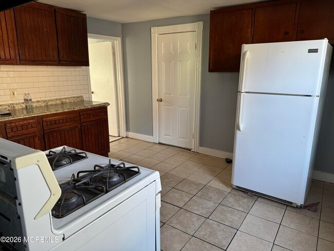 Building Photo - 811 Central Ave