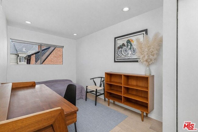 Building Photo - 2147 Beachwood Dr