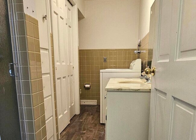 Building Photo - 714 N Bridge St