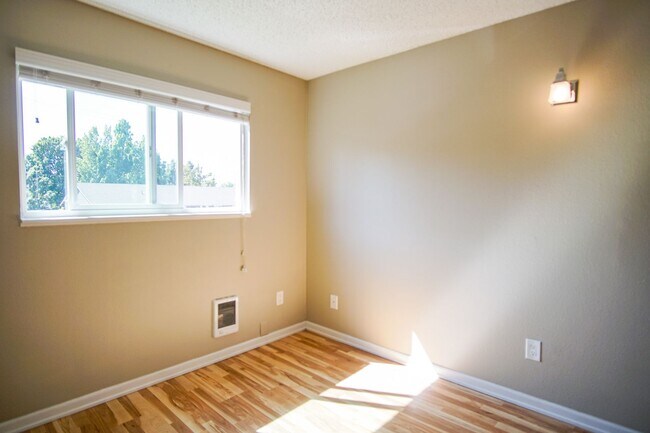 Building Photo - Spacious Two Bedroom in Heart of Buckman!