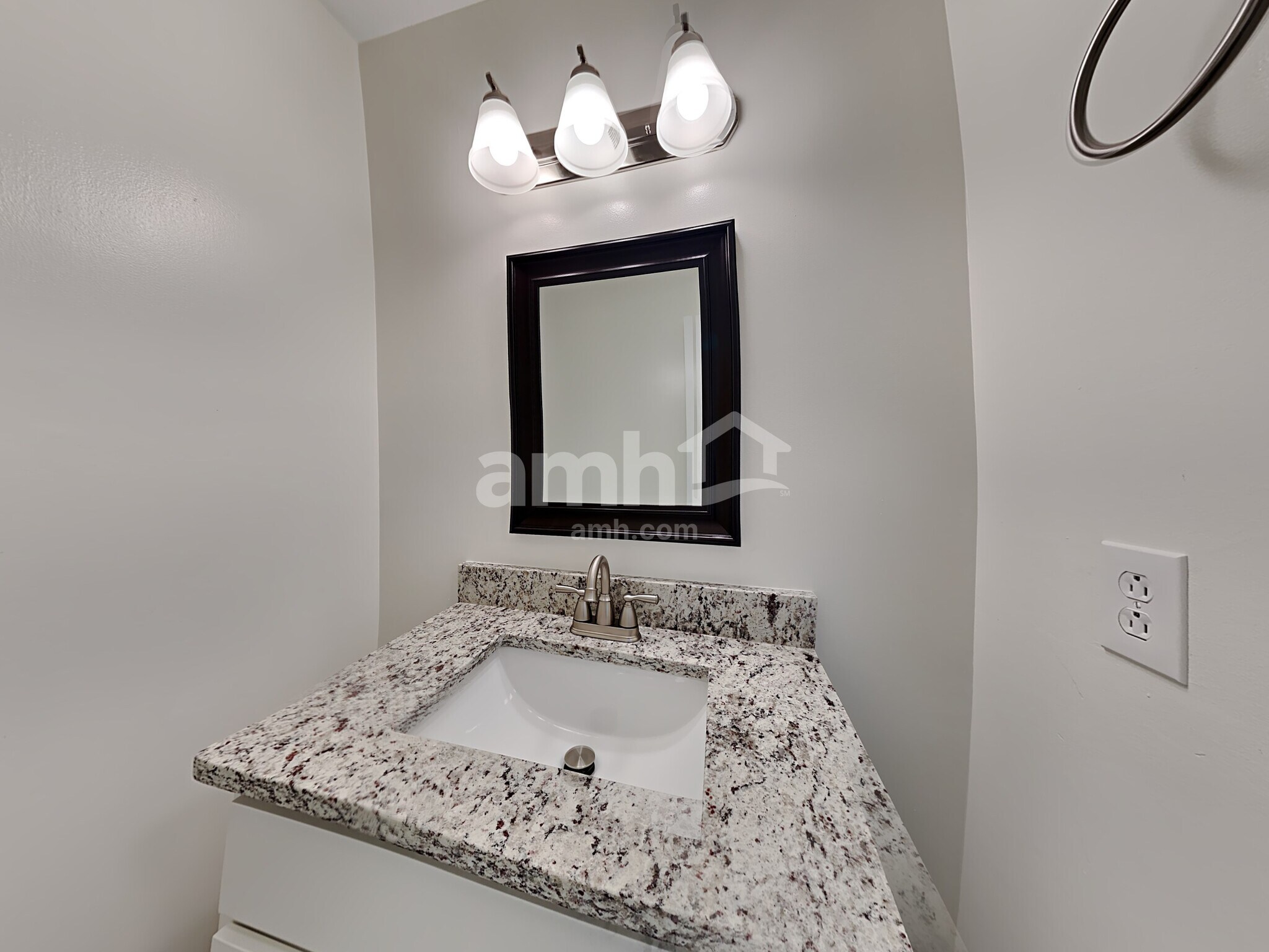 Building Photo - 2807 Sutherland Dr