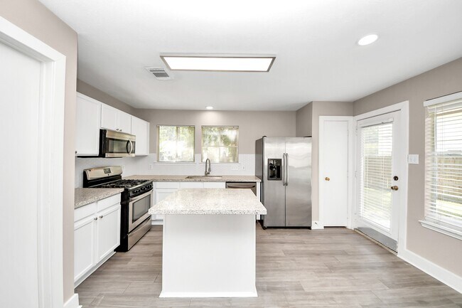 Building Photo - 18178 Woodsdale Ct