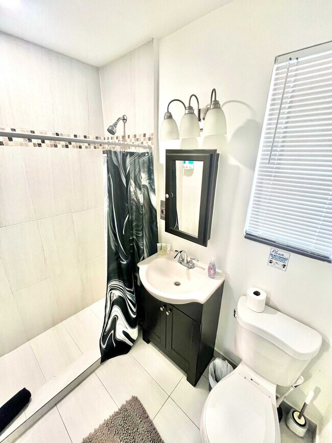 Building Photo - 342 Van Buren St