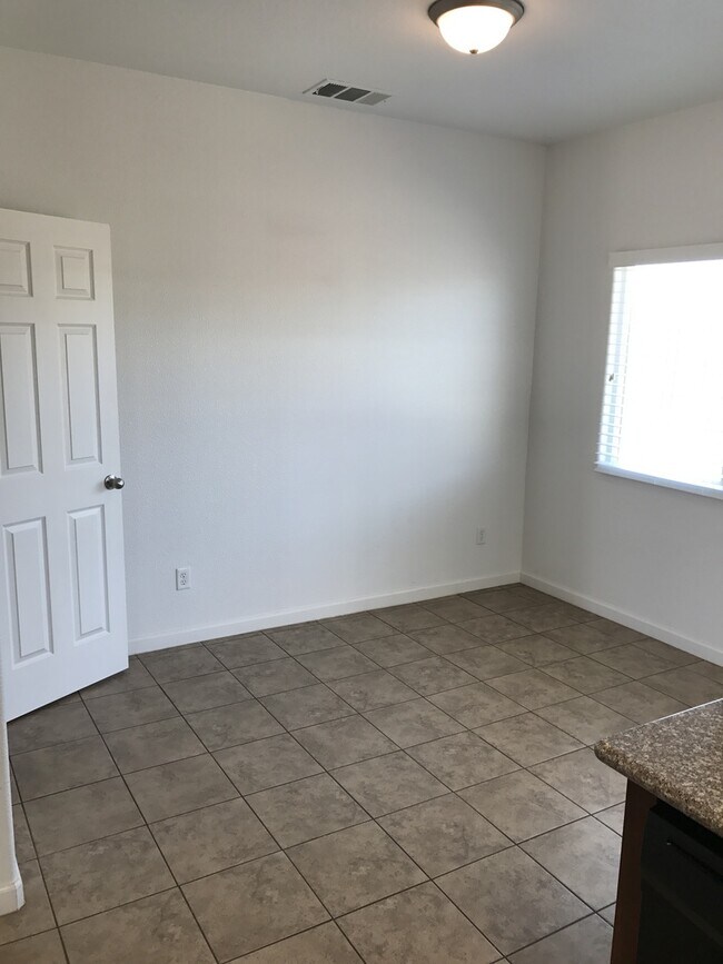 Building Photo - 3 bed 2 bath home for rent