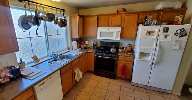 Building Photo - Fantastic Views From This Three Bedroom Townhome