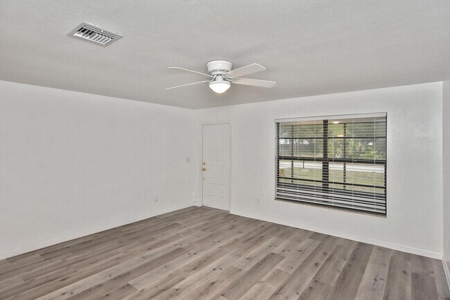 Building Photo - 1202 E 7th St