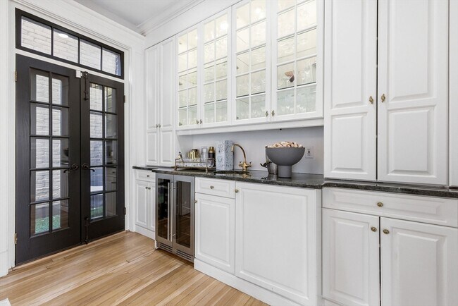 Building Photo - 50 River St