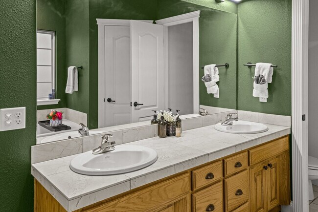 Building Photo - 1802 NW Mustang Ave