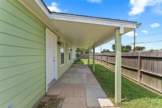 Building Photo - 5035 Reno Dr