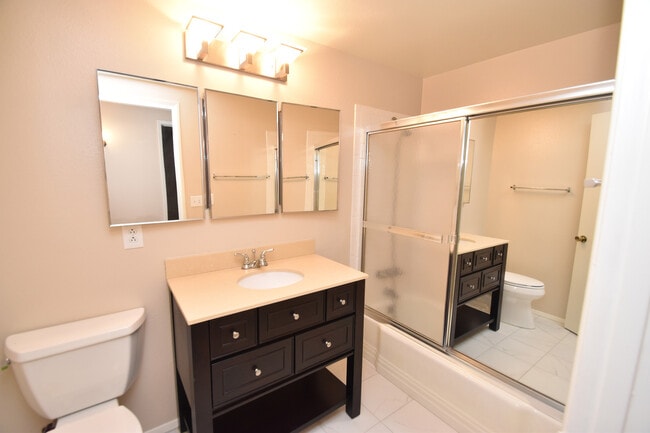 Building Photo - Fullerton Home w/Yard & Garage - 3 Bed/2 Bath