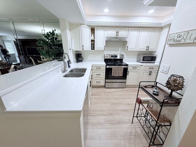 Building Photo - Beautifully Updated & Furnished 2-Bed/2-Bath Villa in Palm Aire – Sarasota, FL