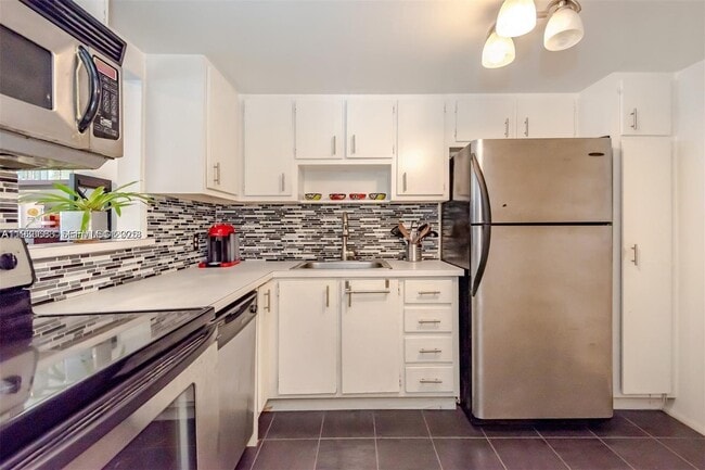 Building Photo - 1228 West Ave