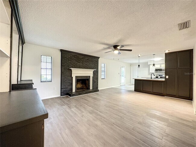 Building Photo - 722 W Alamo Dr