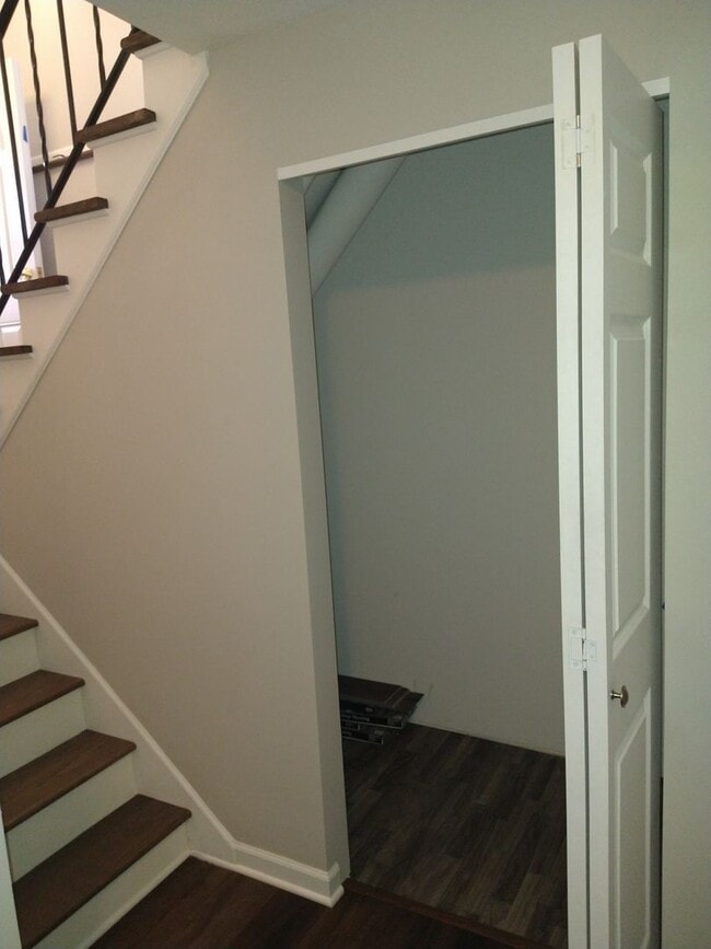 Building Photo - Cozy 3 Bed 1 & 3/4 Bath Townhome