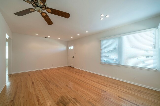 Building Photo - Charming Manhattan Beach Home Rental!