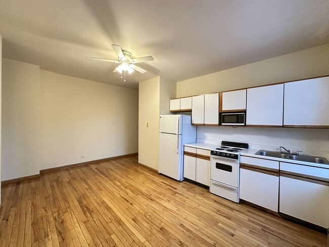 Building Photo - 640 W Barry Ave