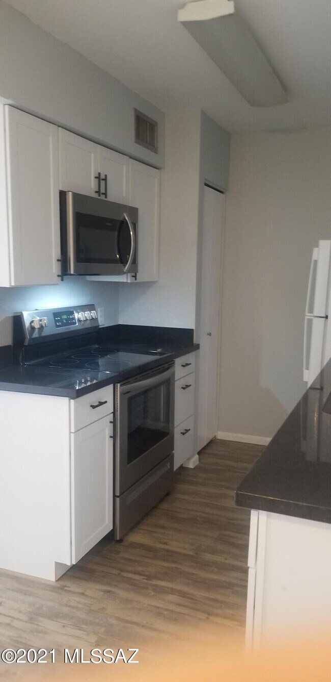 Building Photo - 9420 E Speedway Blvd