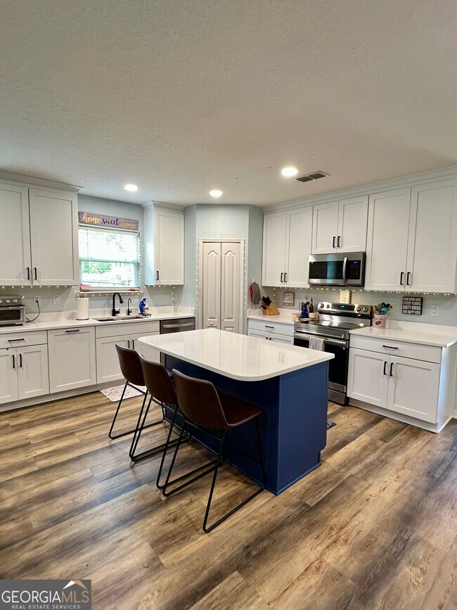 Building Photo - 135 Cedar Cir Dr