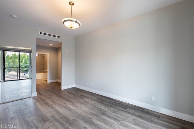 Building Photo - 330 Salem St