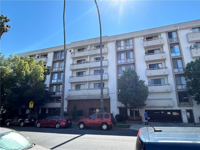 Building Photo - 533 S St Andrews Pl