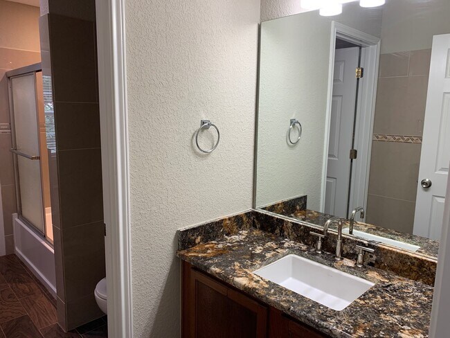Building Photo - *MOVE IN SPECIAL* Gorgeous Four Bedroom Home with Covered Patio Near Medical Center!!