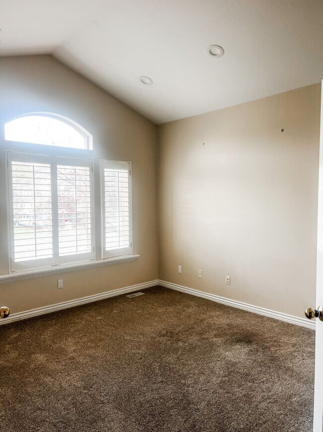 Building Photo - Lovely Home Located In Roy Utah