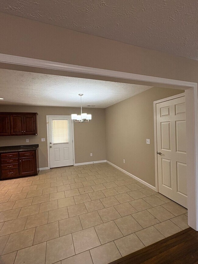 Building Photo - Cute 3 Bedroom Brick Home in Manchester!
