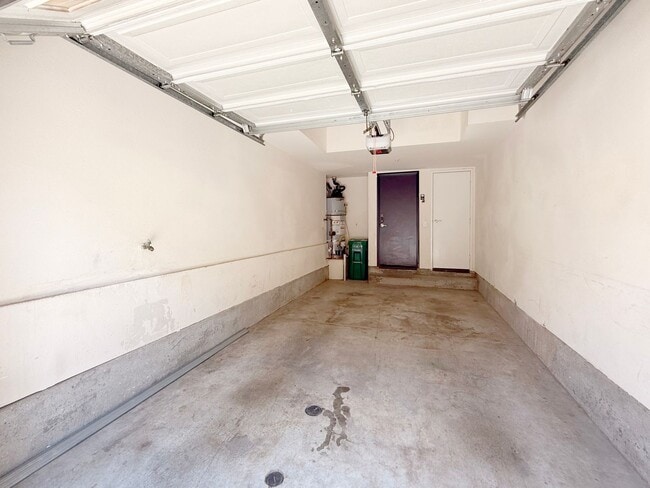 Building Photo - Charming 2BR/2BA Home with Attached Garage...