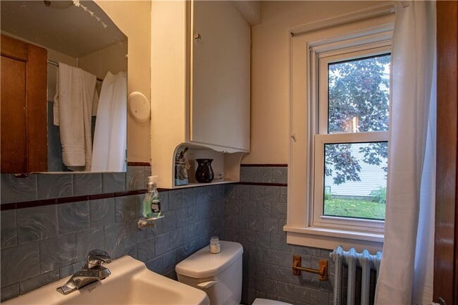 Building Photo - 3 bedroom, 1 bathroom Home With Garage