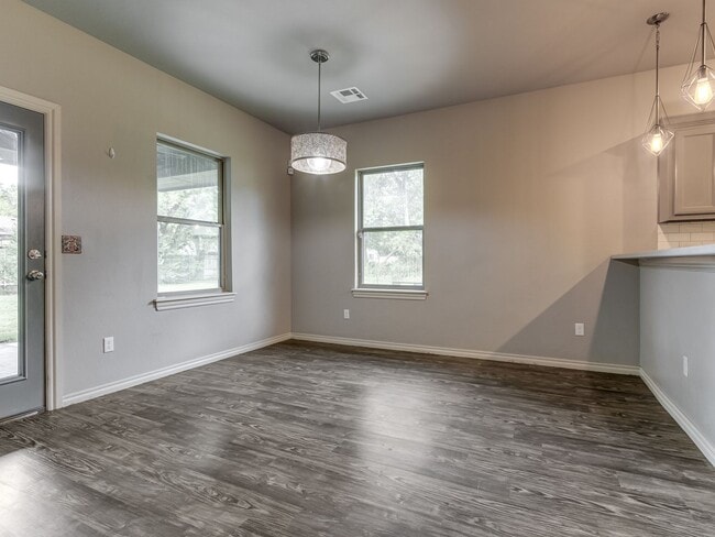 Building Photo - Newer Home + Putnam City Schools + 3 bedrooms