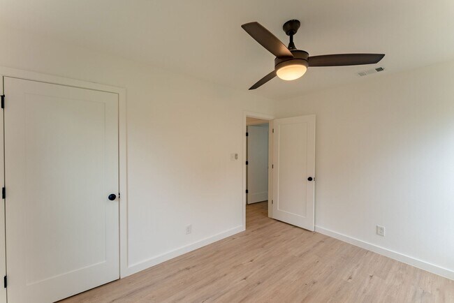 Building Photo - Incredible Windsor Park location right in the heart of Austin!