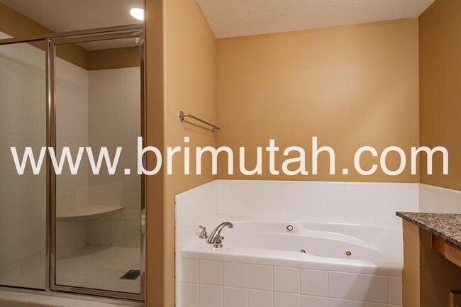 Building Photo - 3075 E Kennedy Dr