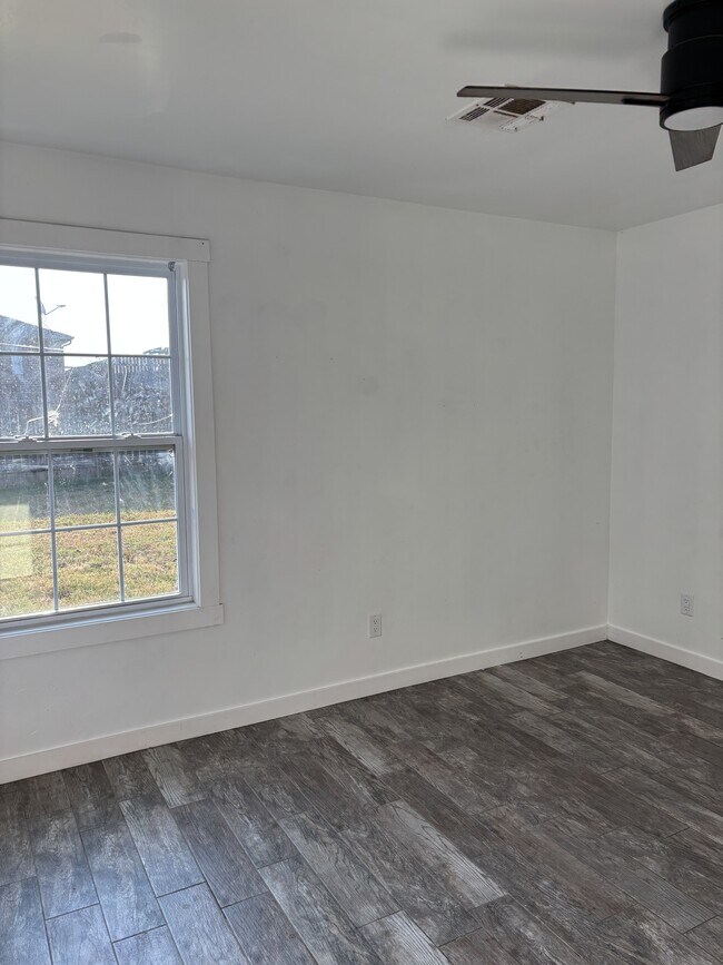 Building Photo - 901 Quail Run Rd