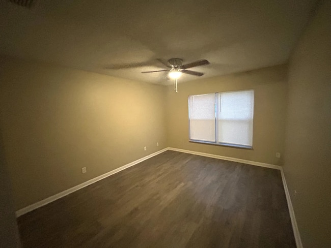 Building Photo - 233 Regal Park Dr