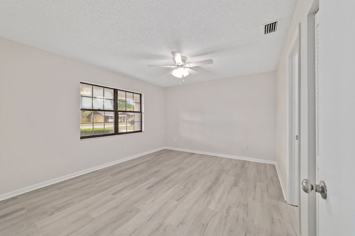 Building Photo - 2220 NE 41st St