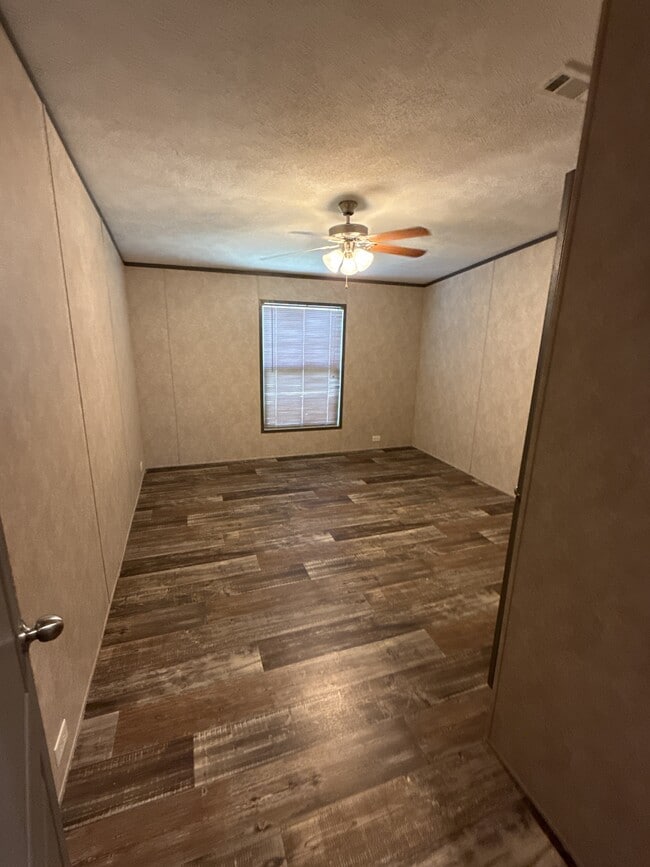 Building Photo - 894 FM 1395