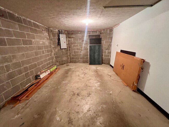 Building Photo - 1256 Queens Dr