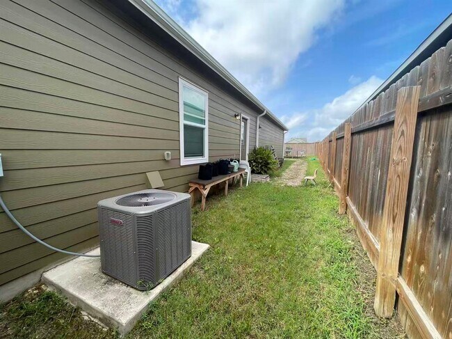 Building Photo - 2321 Forgetmenot Ln