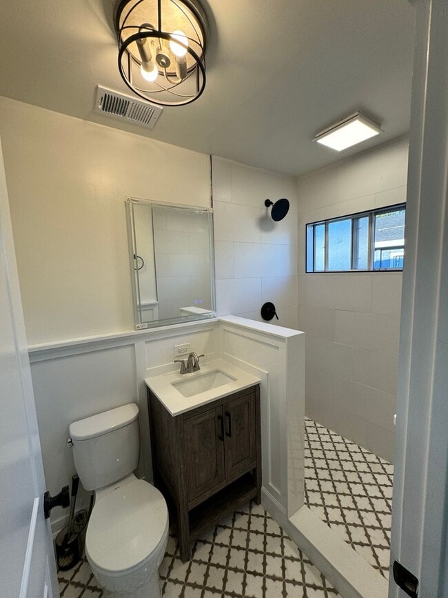 Building Photo - Beautiful 3 Bedroom 2 Bathroom Single fami...